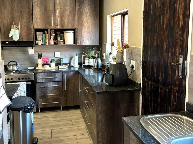 Welcome Home! The Perfect Townhouse for Newlyweds or Those Ready to Downsize - Photo 9