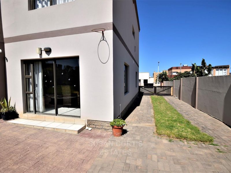Spacious double story house near the Mall and beach - Photo 2