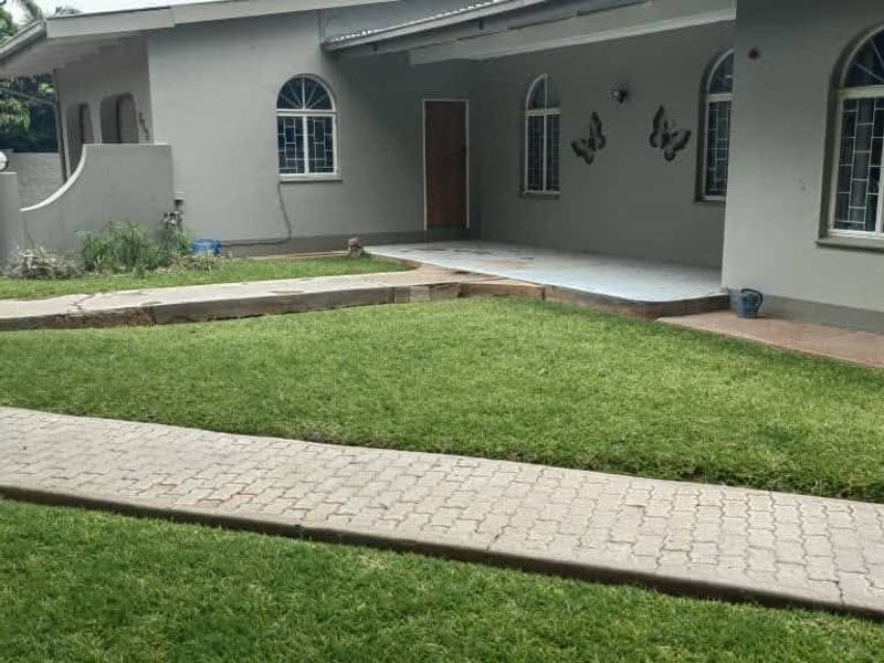 Beautiful, spacious and well maintained 3 bedroom house with a swimming pool and a loveley garden for sale in Tsumeb. - Photo 2