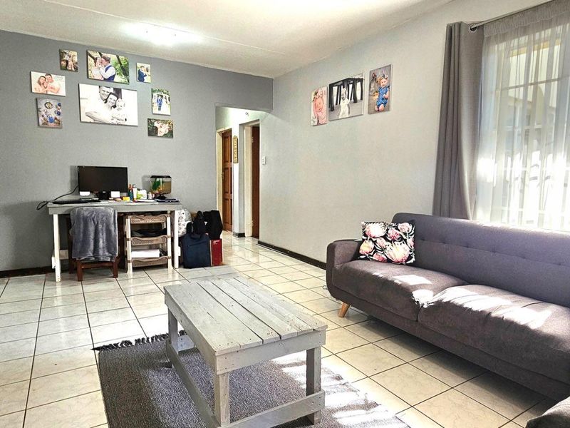 Pet-Friendly Gem with Spacious Living in Radiokop - Photo 2
