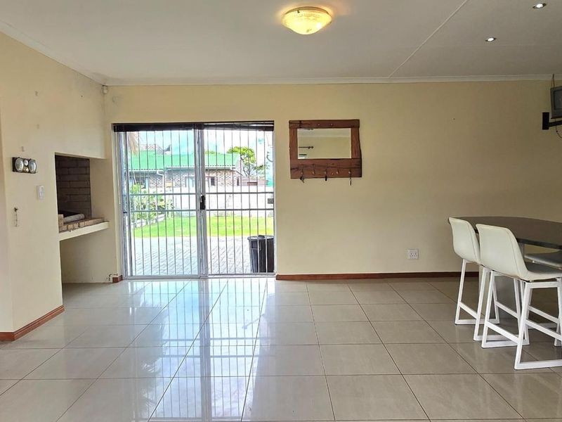 Charming Coastal Home in Franskraal – Walk to the Beach, Shops, and Live the Good Life - Photo 6