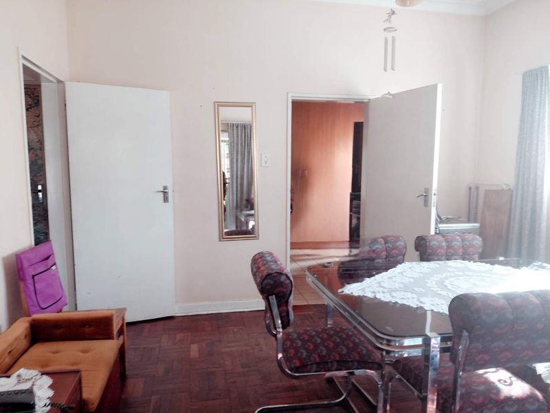 Spacious 3-Bed Home with Huge Yard & Ample Parking! - Photo 3