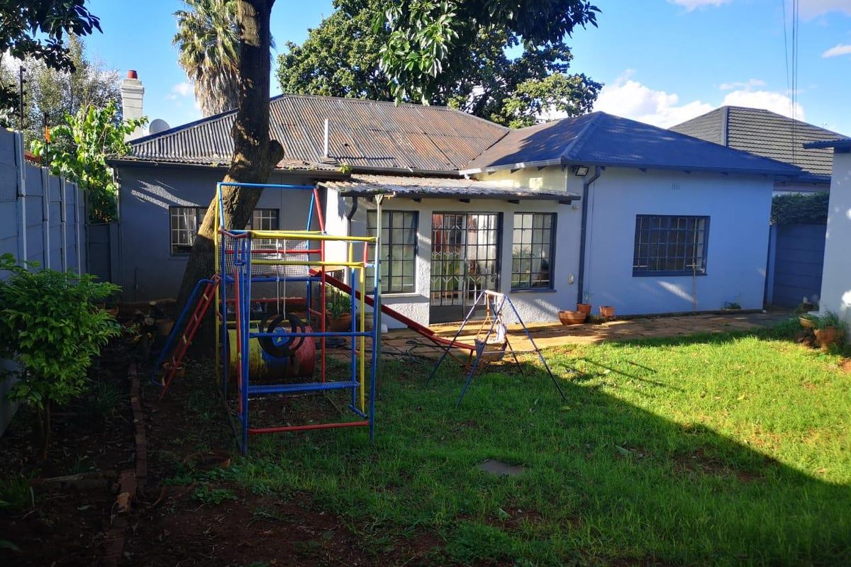 Spacious Family Home with Garden & Prime Location! - Photo 2