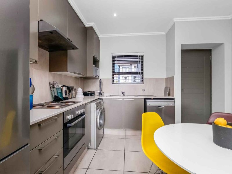 MIDDLE FLOOR APARTMENT SITUATED IN A HIGHLY DESIRABLE LOCATION - Photo 4