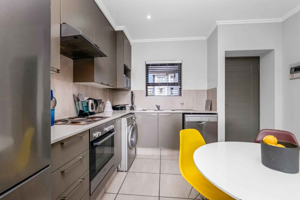 MIDDLE FLOOR APARTMENT SITUATED IN A HIGHLY DESIRABLE LOCATION - Photo 4