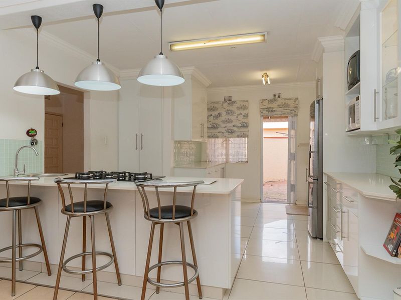 SUPERB SPACIOUS 3 BEDROOM SIMPLEX - Photo 3