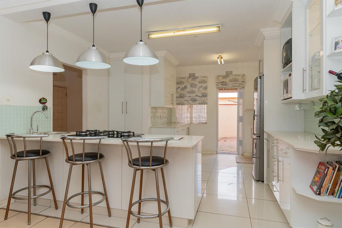 SUPERB SPACIOUS 3 BEDROOM SIMPLEX - Photo 3