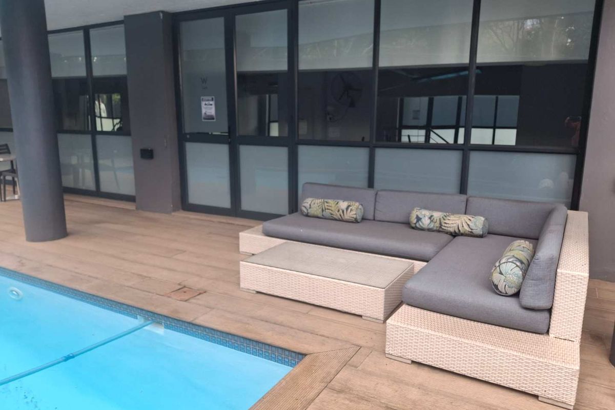A BEAUTIFULLY FURNISHED TWO BEDROOM GARDEN APARTMENT - Photo 4