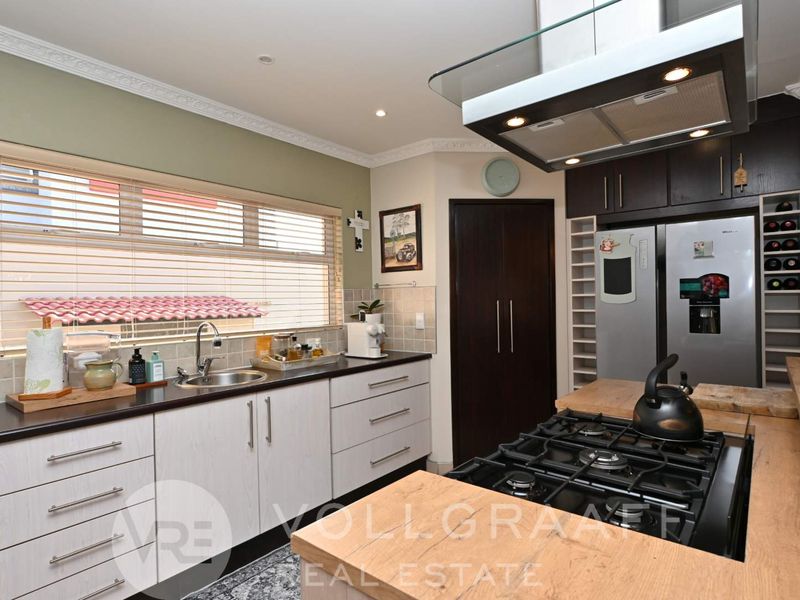 Impeccable Corner Property with Flatlet. - Photo 10