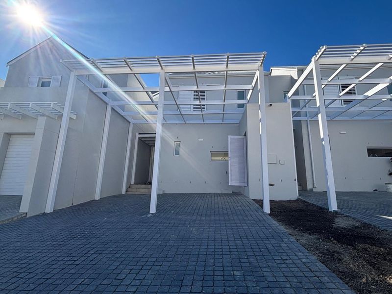 Modern Newly Built Townhouse in Voliere Estate - Photo 2