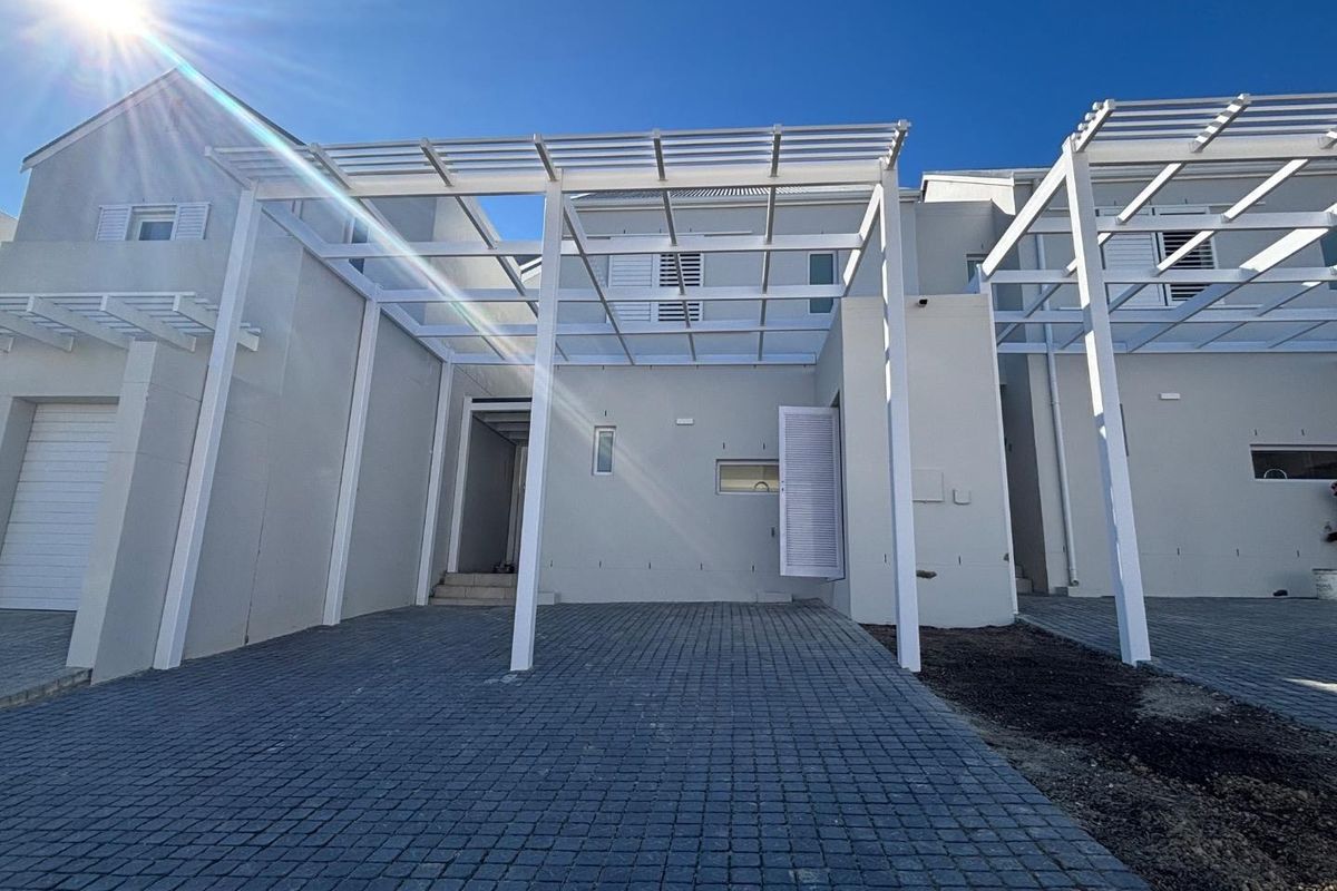 Modern Newly Built Townhouse in Voliere Estate - Photo 2