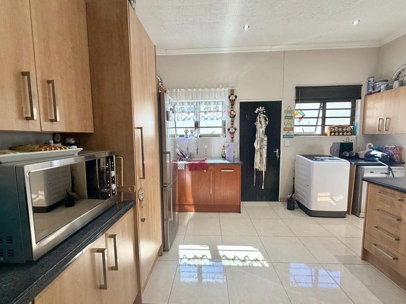 4 Bedroom House For Sale in Auasblick - Photo 6