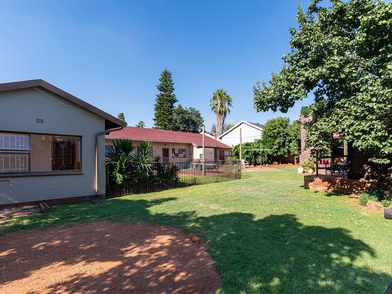 Spacious 5-Bedroom Family Home with Income-Generating Flatlet in Birch Acres - Photo 4