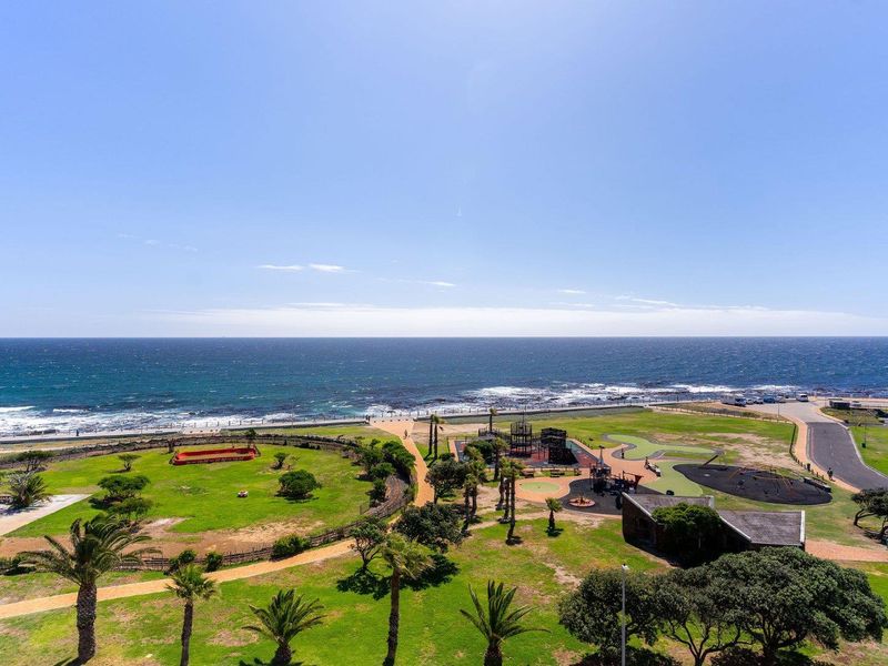 Oceanfront Elegance: Luxury Living in the Heart of Mouille Point - Photo 3