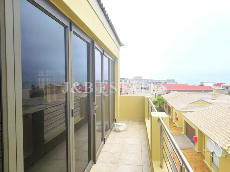 Luxury 3-Storey Townhouse - Photo 4