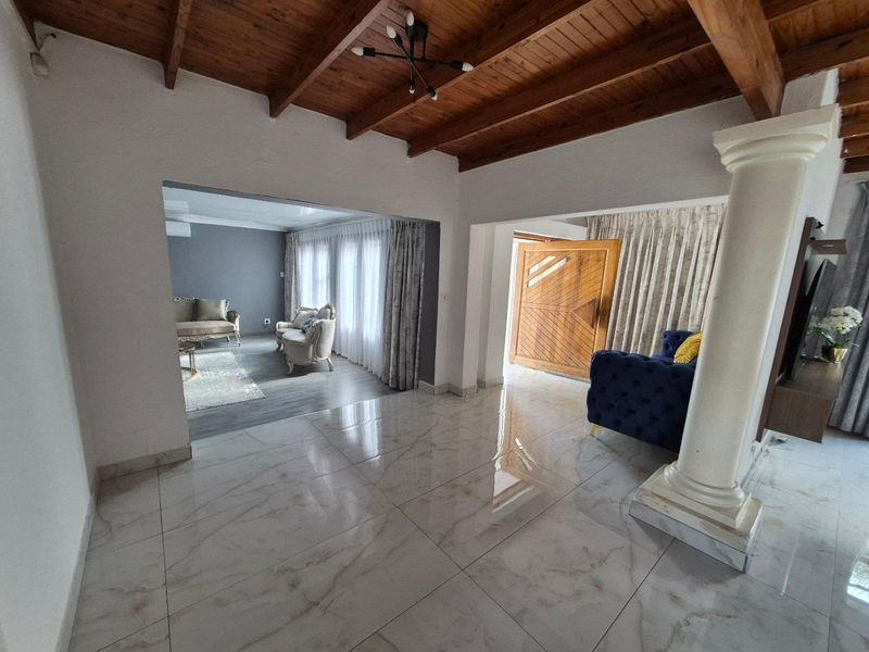 Spacious Family Living in Secure Boomed Estate – Excellent Location! - Photo 10