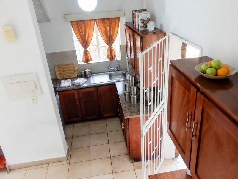 Charming Duplex with Private Garden Near Pretoria North Shops - Photo 5