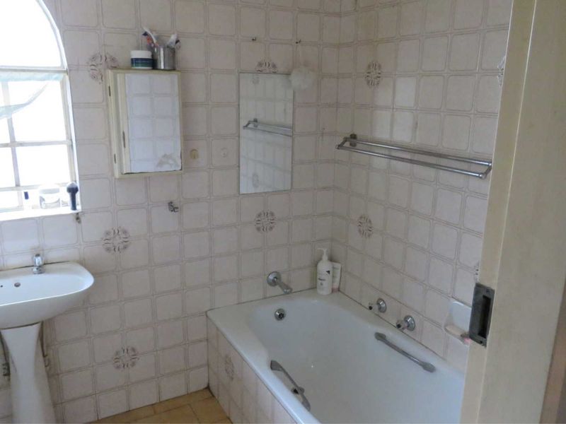 Three bedroom house with cottage in Raceview - Photo 6