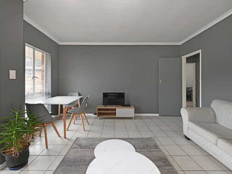 Spacious Two-Bedroom Apartment with Parking Bay - Photo 6