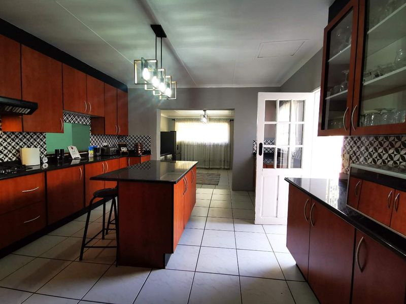 Exceptional Family Estate with Cottage, Flatlet & Entertainment Facilities - Photo 5