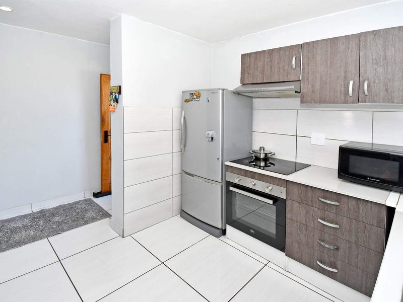 Light-Filled Living with Peaceful Green Views in a Secure Estate - Photo 5