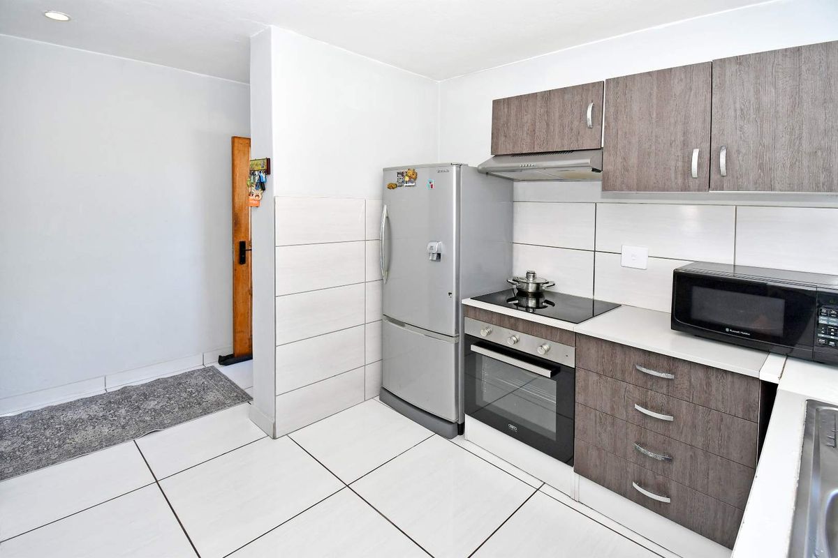 Light-Filled Living with Peaceful Green Views in a Secure Estate - Photo 5