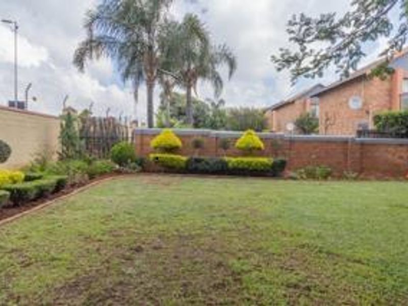 HEUWELSIG ESTATE - FREE STANDING DOUBLE STOREY - 3 BED - 2 BATH - 2 LVING - 2 LOCK-UP GARAGES - Photo 5