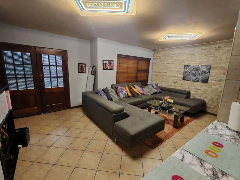 A STUNNING TOWNHOUSE - Photo 6