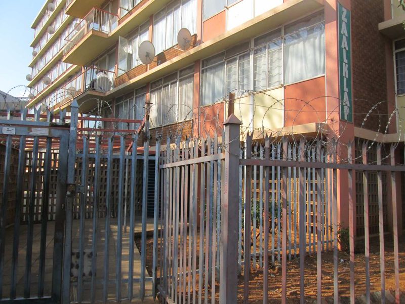 VERY BEAUTIFUL [1] ONE BEDROOM APARTMENT FOR SALE IN SUNNYSIDE [ PRETORIA ] - Photo 2