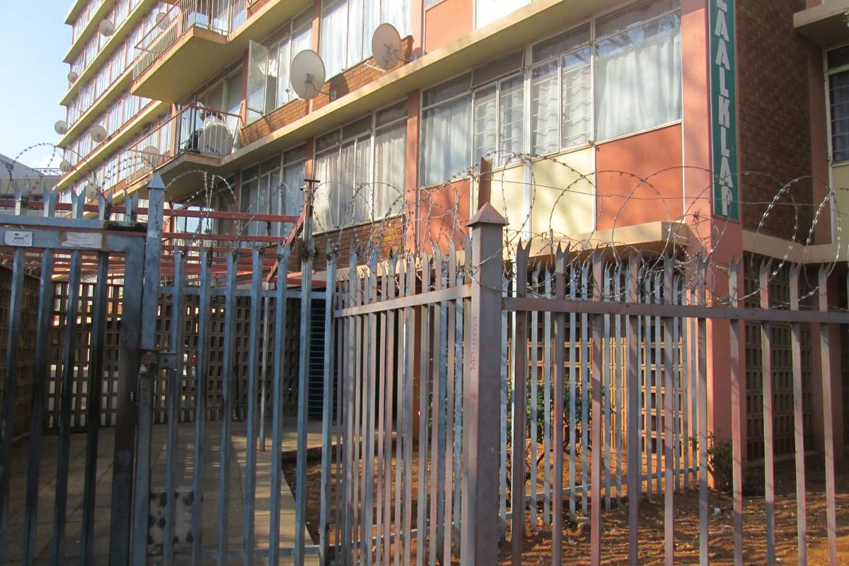 VERY BEAUTIFUL [1] ONE BEDROOM APARTMENT FOR SALE IN SUNNYSIDE [ PRETORIA ] - Photo 2