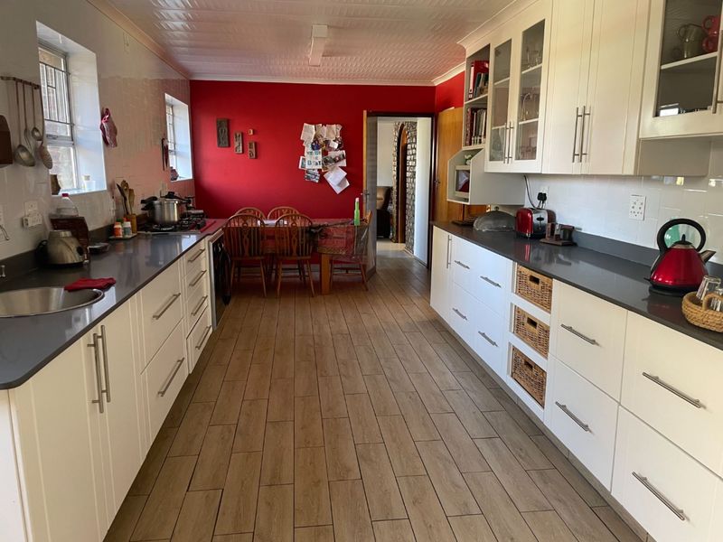 8 Bedroom house with so much potential - Photo 4