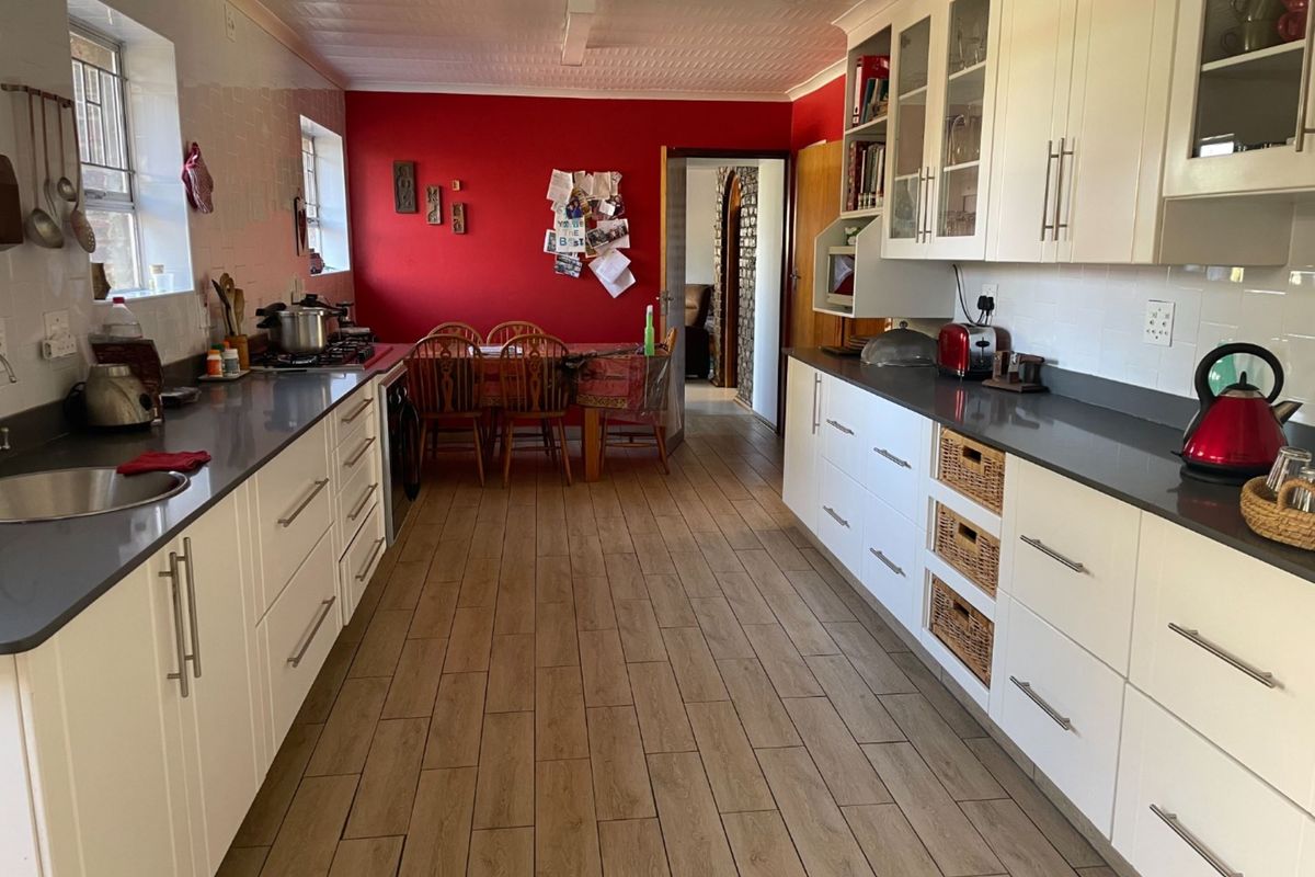 8 Bedroom house with so much potential - Photo 4