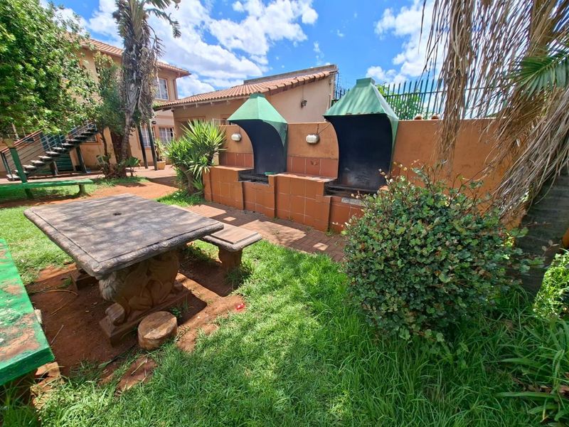 Newly Renovated Townhouse - Photo 10