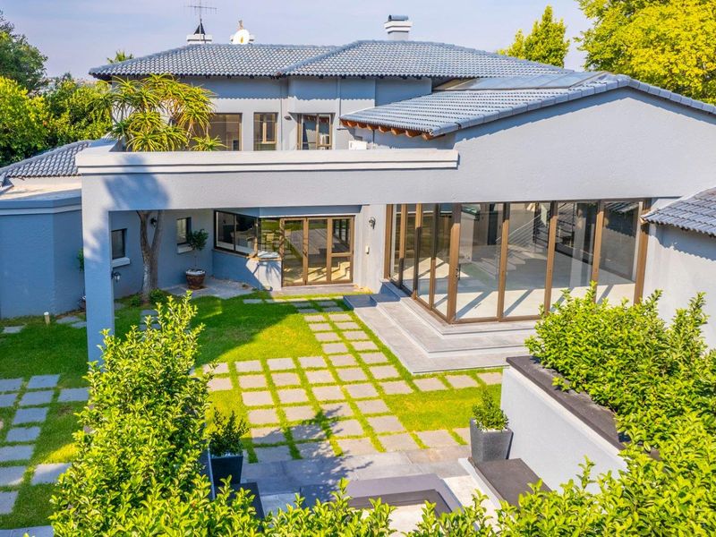 SOPHISTICATED ENTERTAINER IN WOODHILL ESTATE - Photo 2