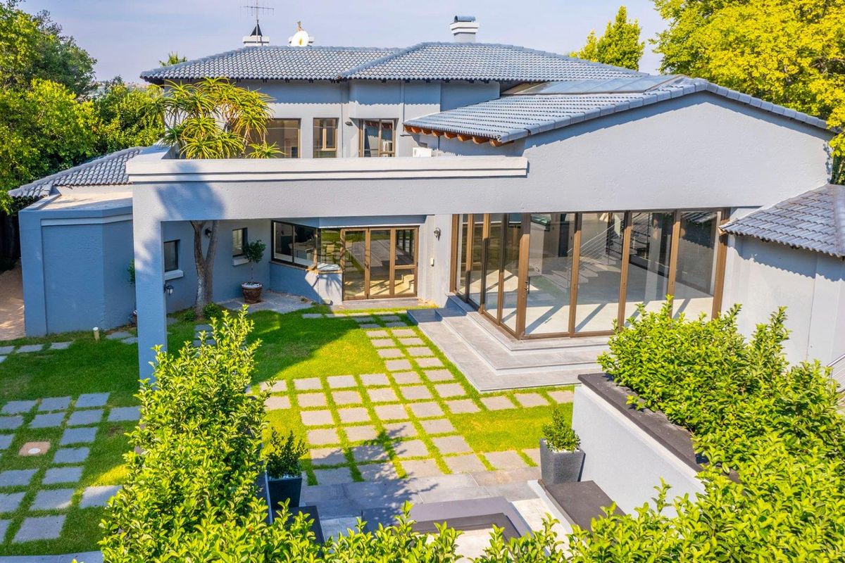 SOPHISTICATED ENTERTAINER IN WOODHILL ESTATE - Photo 2