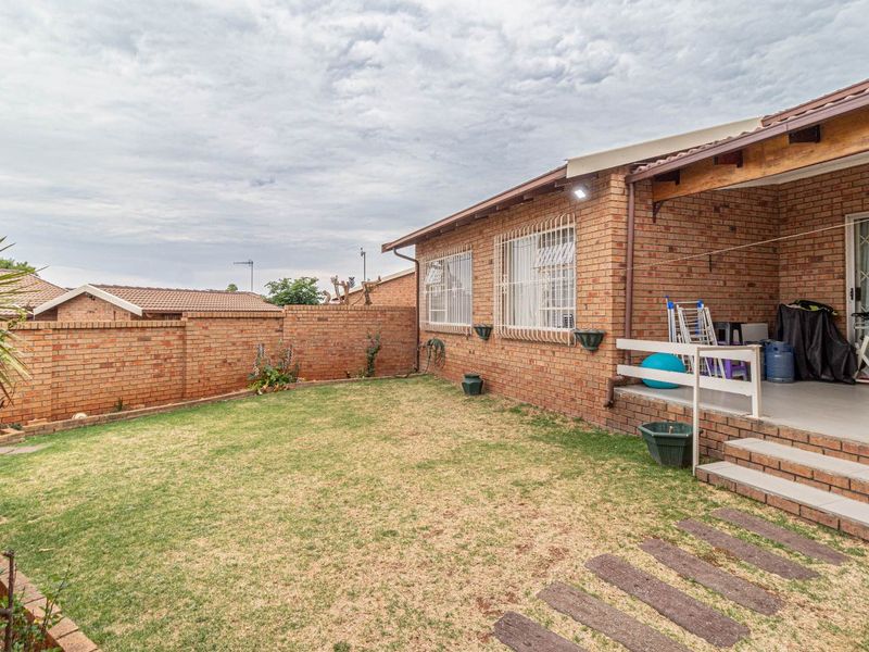 To Let in Helderkruin - Secure Complex - Photo 3