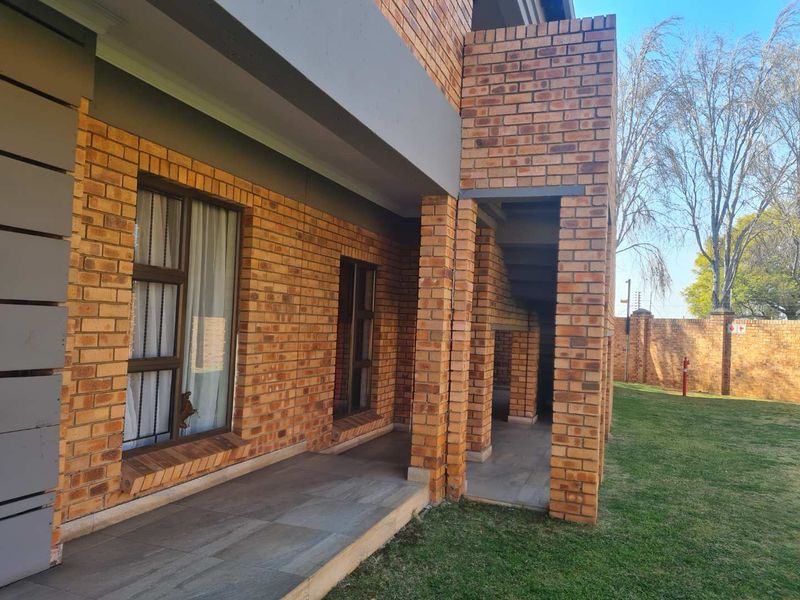 Ground Floor Town House - Photo 4