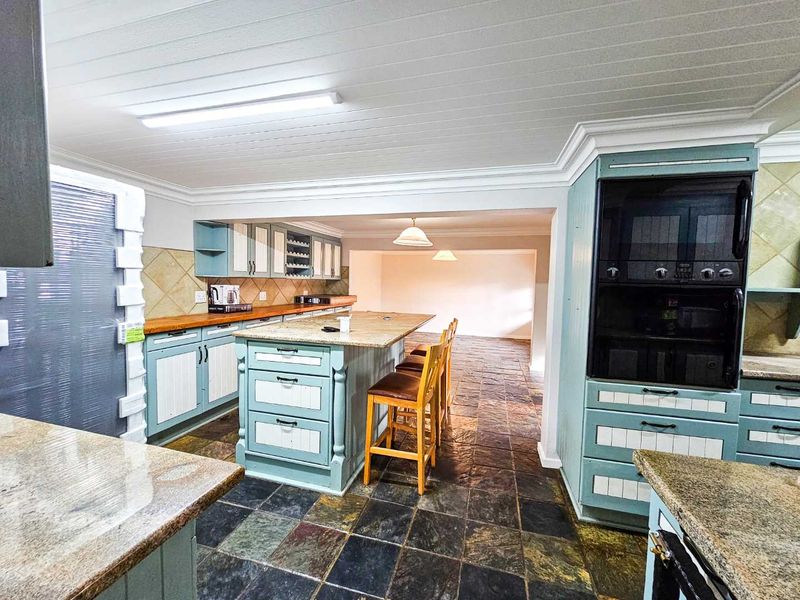 Spacious family home for sale in Stilbaai-Wes. - Photo 10