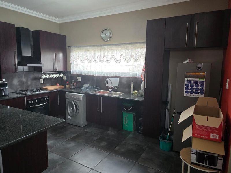 2 Bedroom Flat to Rent in Van Riebeeck Park - Photo 8