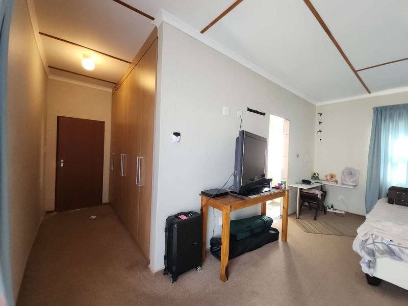 5-Bedroom house.on corner erf, priced to sell or nearest cash offer!!! - Photo 8