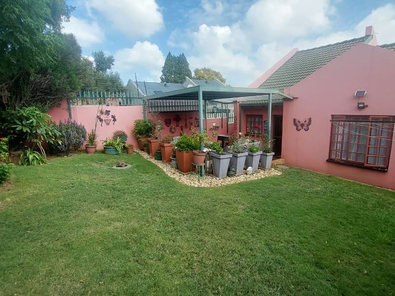 Charming 3-Bed Home with Backyard Oasis! - Photo 2