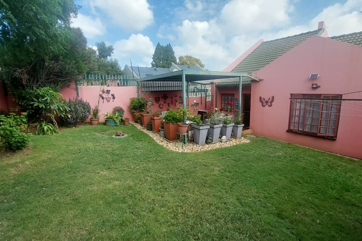 Charming 3-Bed Home with Backyard Oasis! - Photo 2