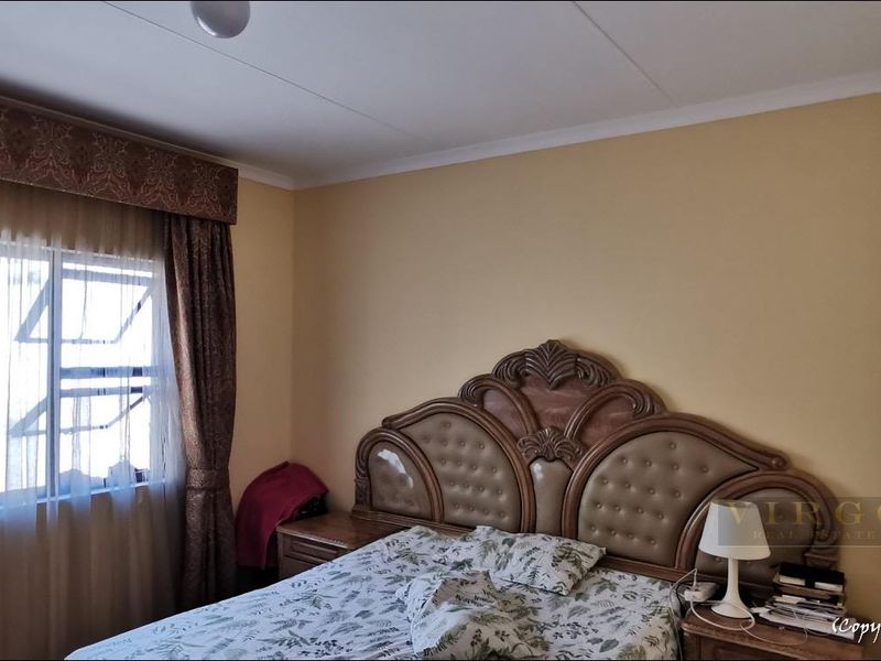 Spacious Family Home for Rent in Pioneerspark Ext. 1 - Photo 4