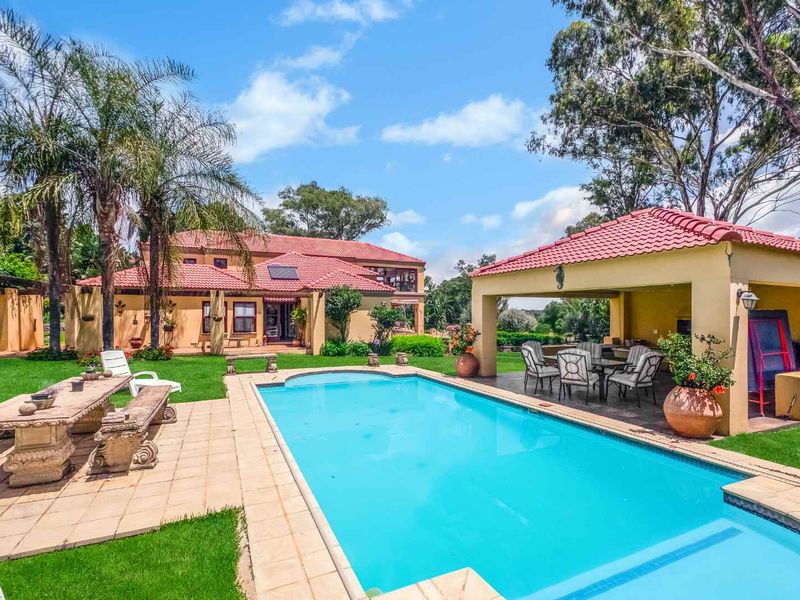 GORGEOUS FAMILY HOME, TUCKED AWAY IN BEAULIEU COUNTRY ESTATE AMONGST LEAFY SERENITY - OFFERING EQUESTRIAN FACILITIES AND A COTTAGE - Photo 2