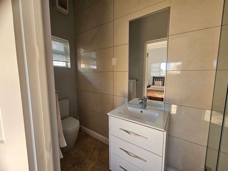 7 Bedroom 5 Bathroom House near the sea in Pringle Bay - Photo 4