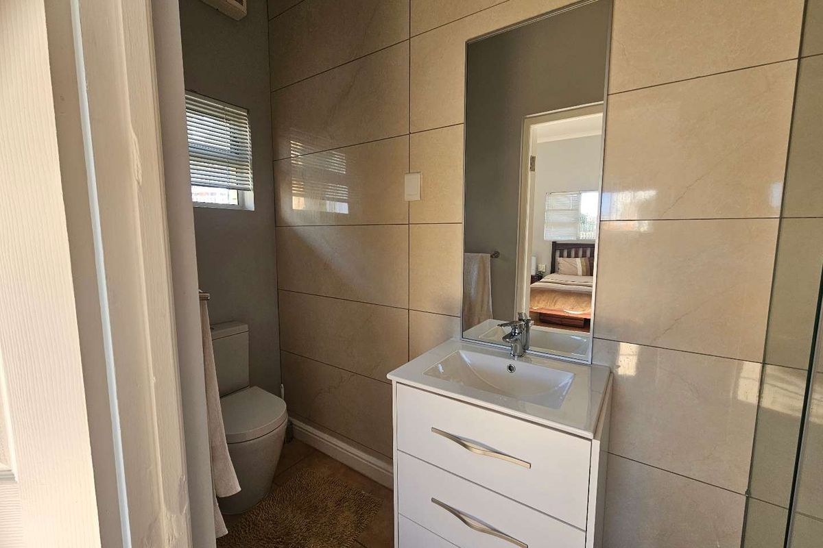7 Bedroom 5 Bathroom House near the sea in Pringle Bay - Photo 4