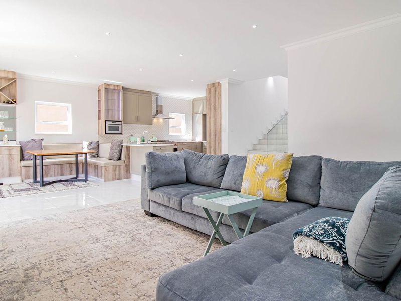 Luxurious 4 Bedroom Family Home in Exclusive Ten Ten Estate, Craigavon - Photo 6