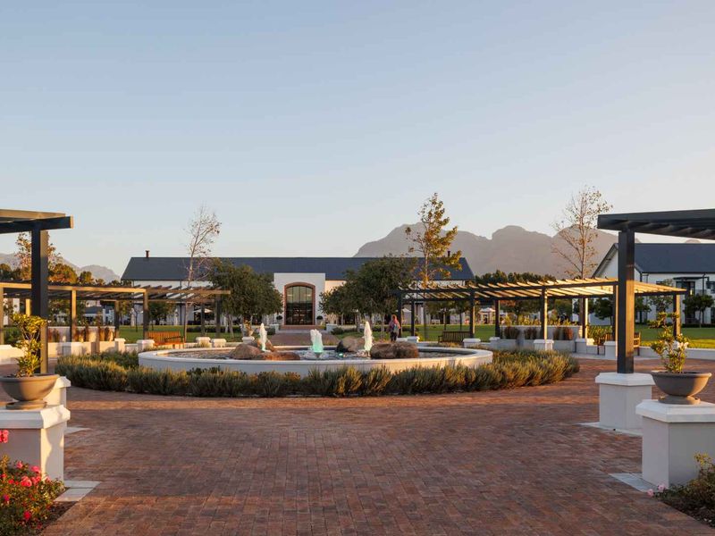 Elegant Two-Bedroom Luxury Suite with Simonsberg Views at Val de Vie Evergreen - Photo 4