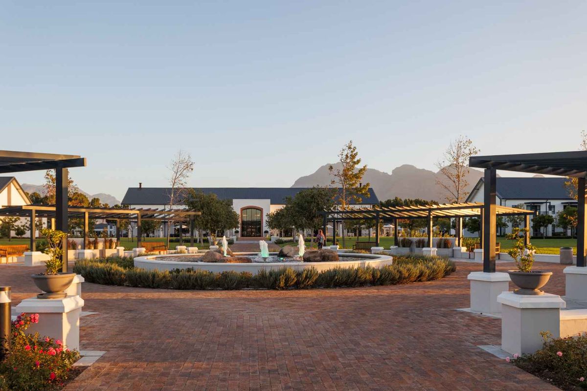 Elegant Two-Bedroom Luxury Suite with Simonsberg Views at Val de Vie Evergreen - Photo 4