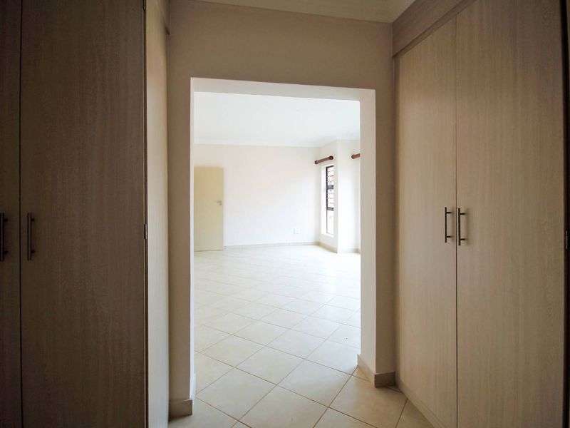 Spacious 3 Bedroom Duplex with Double Lockup Garage - Photo 10